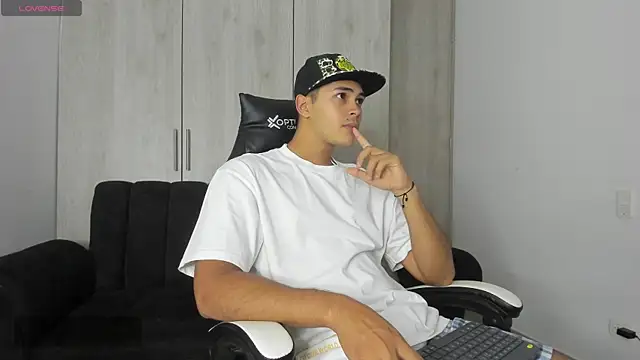 Snapshot of Iamdylan777 chatting on February 23, 1:24 am Iamdylan777 online show from February 23, 1:24 am