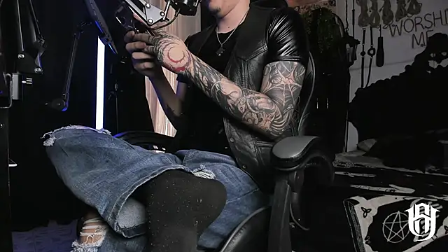 Snapshot of allanhurtss chatting on January 1, 4:39 pm allanhurtss online show from January 1, 4:39 pm