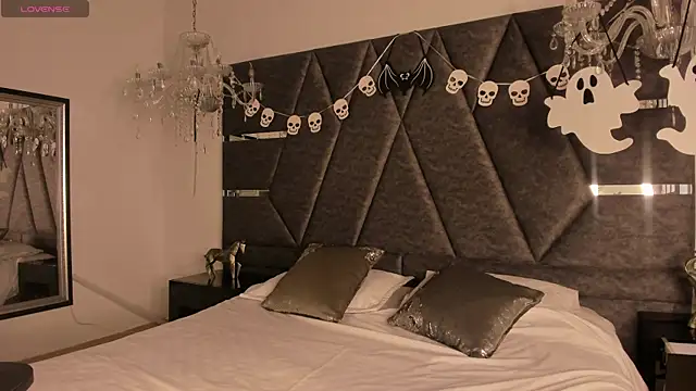 IsabellaGrey19 online show from October 28, 8:00 pm