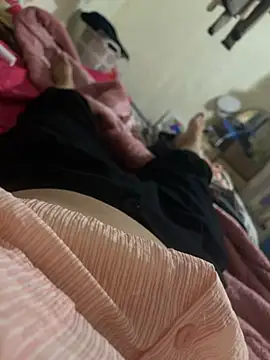 Snapshot of Milk_Mom99 chatting on December 6, 8:37 am Milk Mom99 online show from December 6, 8:37 am