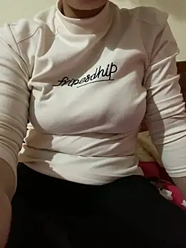 Snapshot of Milk_Mom99 chatting on December 19, 5:51 am Milk Mom99 online show from December 19, 5:51 am