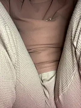 Snapshot of Milk_Mom99 chatting on December 28, 6:28 am Milk Mom99 online show from December 28, 6:28 am