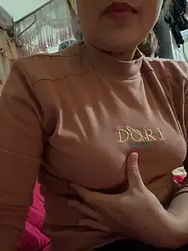 Snapshot of Milk_Mom99 chatting on January 10, 3:50 am Milk Mom99 online show from January 10, 3:50 am