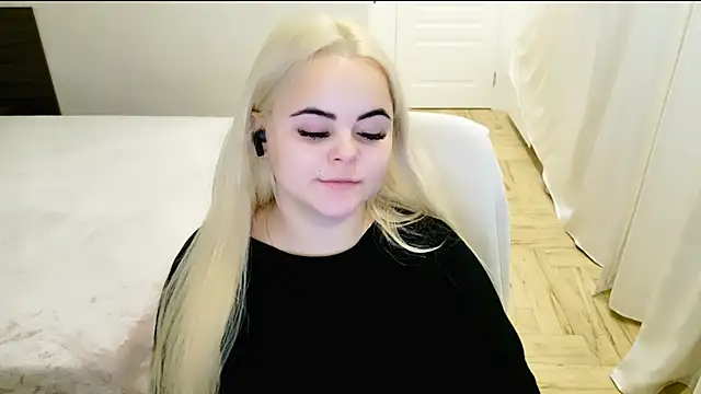 lovely-eyes online show from December 10, 7:43 pm