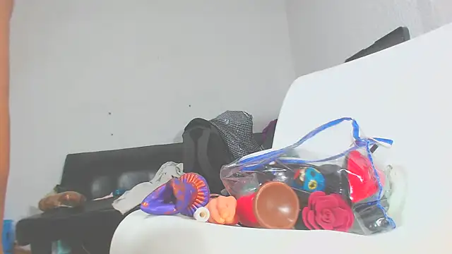 Snapshot of Kitty_Mifl chatting on February 23, 6:07 am Kitty Mifl online show from February 23, 6:07 am