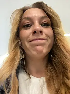 Snapshot of Sweet___Emily chatting on October 6, 1:19 pm Sweet Emily online show from October 6, 1:19 pm