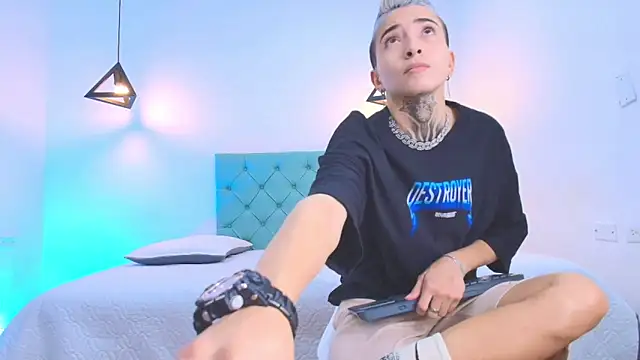 Tinny and Candy online show from March 7, 1:07 pm