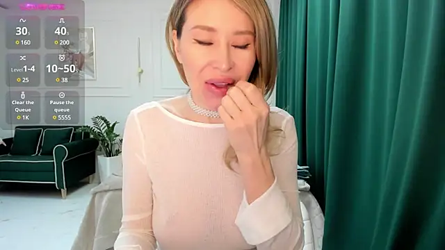 Jolie Ozolla online show from February 12, 5:26 am