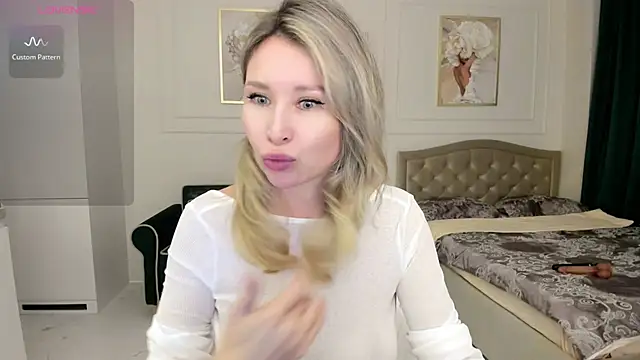 Jolie Ozolla online show from October 6, 3:53 pm