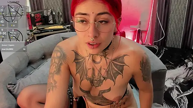 Snapshot of selene_red_ chatting on February 1, 3:52 am selene red online show from February 1, 3:52 am