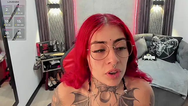 Snapshot of selene_red_ chatting on February 1, 9:21 am selene red online show from February 1, 9:21 am