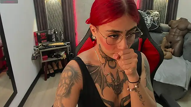 Snapshot of selene_red_ chatting on February 5, 4:36 pm selene red online show from February 5, 4:36 pm