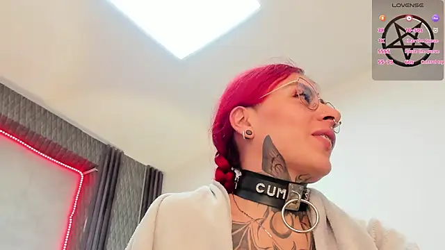 Snapshot of selene_red_ chatting on February 7, 9:04 pm selene red online show from February 7, 9:04 pm