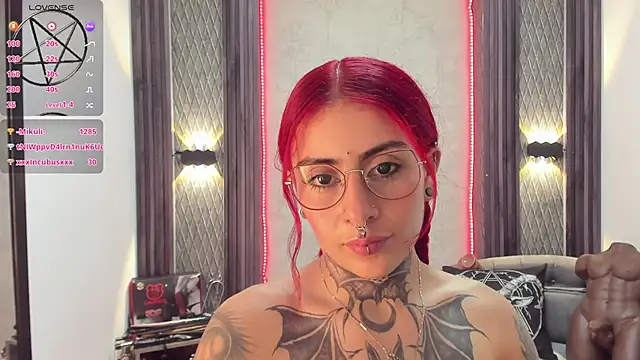 Snapshot of selene_red_ chatting on February 20, 6:46 pm selene red online show from February 20, 6:46 pm