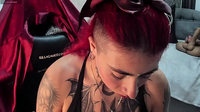 Snapshot of selene_red_ chatting on March 9, 4:44 pm selene red online show from March 9, 4:44 pm