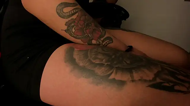 Snapshot of selene_red_ chatting on October 17, 1:46 pm selene red online show from October 17, 1:46 pm