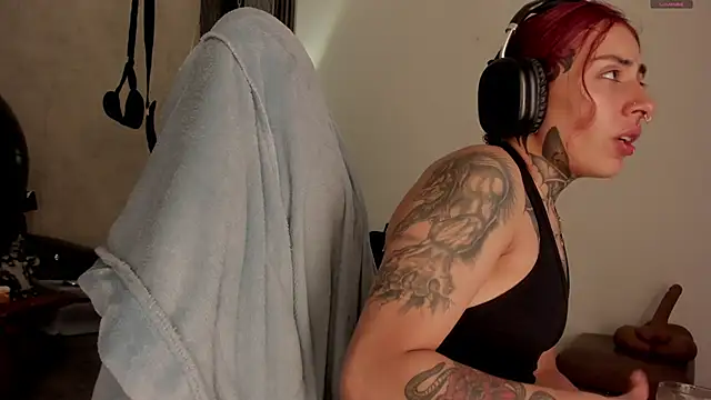 Snapshot of selene_red_ chatting on October 31, 1:56 pm selene red online show from October 31, 1:56 pm