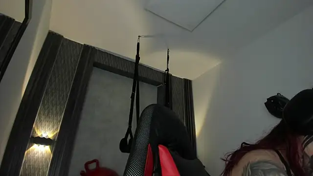 Snapshot of selene_red_ chatting on December 1, 2:55 pm selene red online show from December 1, 2:55 pm