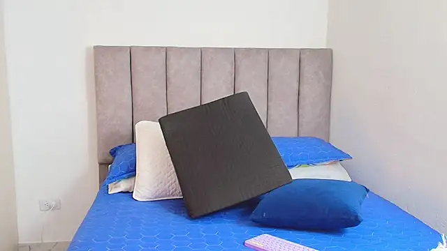 Snapshot of karina_lewis_ chatting on January 27, 3:26 am karina lewis online show from January 27, 3:26 am