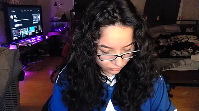 Snapshot of Elliewgfs chatting on December 16, 7:37 am Elliewgfs online show from December 16, 7:37 am