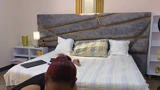 Julia Gomes online show from March 4, 7:32 pm