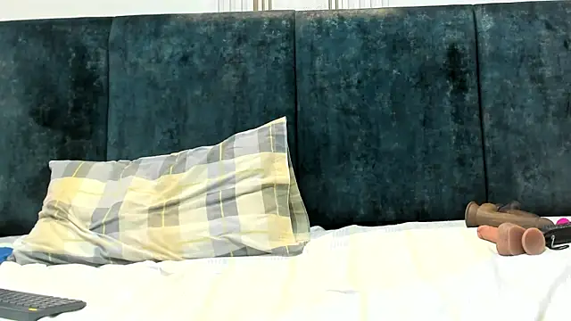 Julia Gomes online show from March 8, 1:47 pm