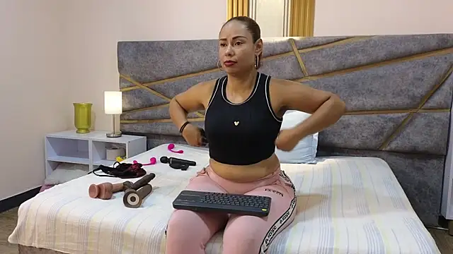 Julia Gomes online show from March 17, 7:26 pm