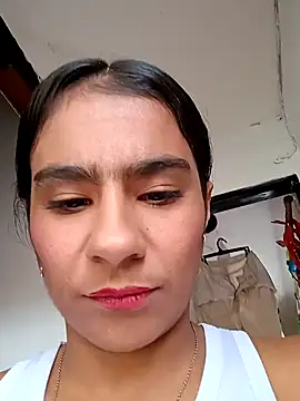 Snapshot of Leslly_ chatting on January 4, 6:19 pm Leslly online show from January 4, 6:19 pm