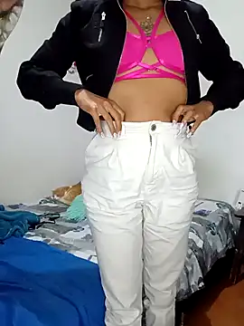 Snapshot of Leslly_ chatting on January 5, 6:13 pm Leslly online show from January 5, 6:13 pm