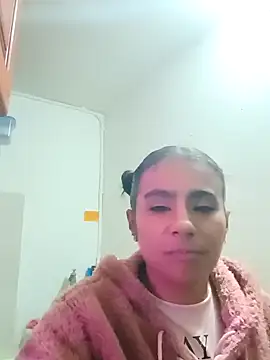 Snapshot of Leslly_ chatting on February 15, 11:17 am Leslly online show from February 15, 11:17 am