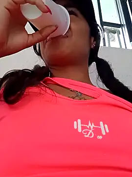 Snapshot of Leslly_ chatting on March 9, 7:37 pm Leslly online show from March 9, 7:37 pm