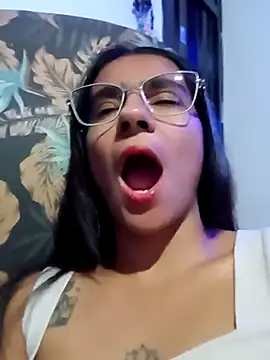 Snapshot of Leslly_ chatting on November 15, 8:11 am Leslly online show from November 15, 8:11 am