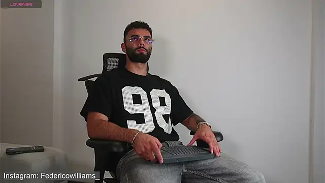 Snapshot of Derek_w chatting on September 23, 4:59 am Derek w online show from September 23, 4:59 am