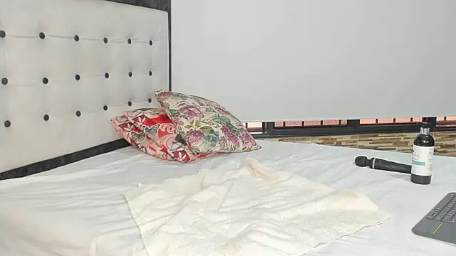 SelenaGmez online show from February 14, 1:29 pm