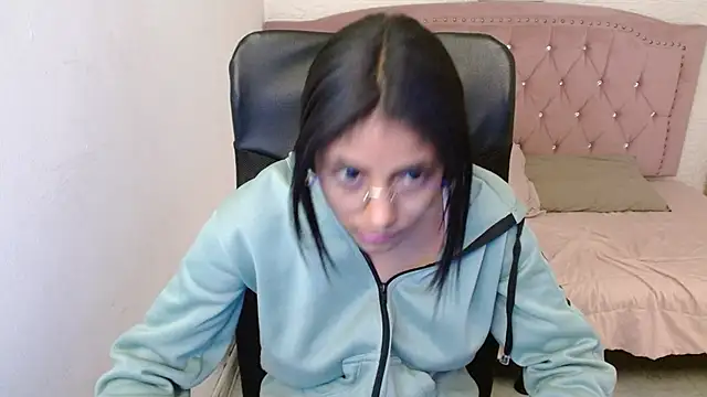 shaneelle online show from February 18, 9:21 am