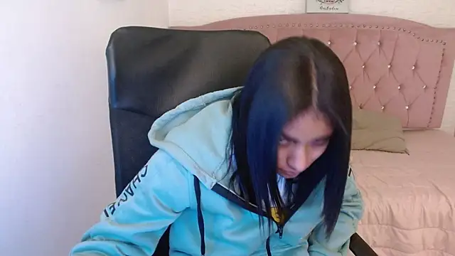 shaneelle online show from March 21, 3:01 am