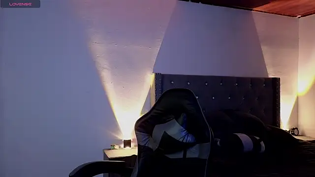 Snapshot of cristal_hilton_10 chatting on November 19, 4:12 am cristal hilton 10 online show from November 19, 4:12 am