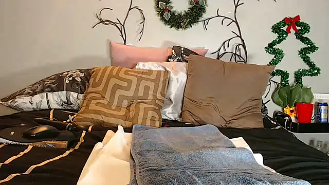 Snapshot of FRUITOFEDEN01 chatting on December 24, 3:27 am FRUITOFEDEN01 online show from December 24, 3:27 am