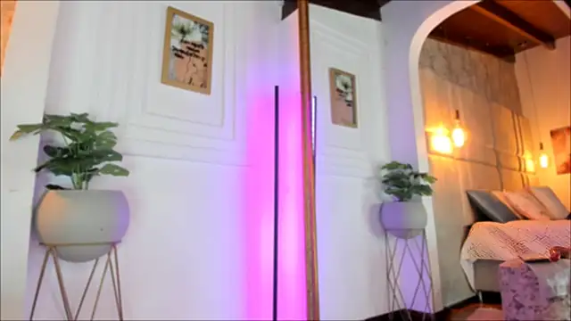 AlessiaLondon online show from February 7, 6:45 am