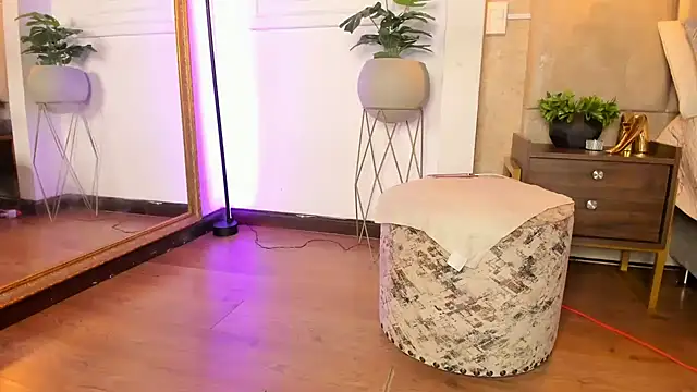 AlessiaLondon online show from February 21, 8:18 am