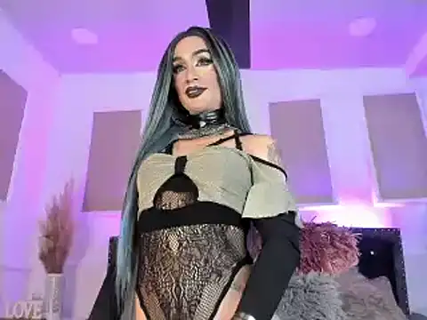 Snapshot of queen_satin chatting on December 28, 12:13 pm queen satin online show from December 28, 12:13 pm