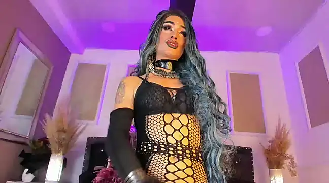 Snapshot of queen_satin chatting on March 11, 7:04 am queen satin online show from March 11, 7:04 am