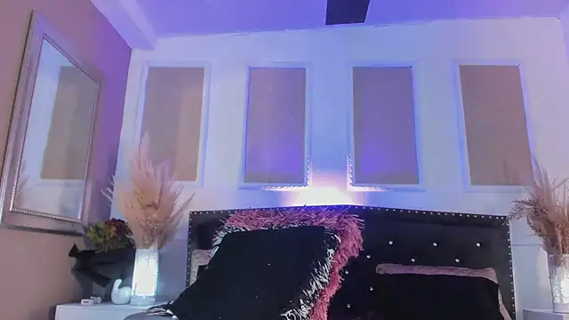 Snapshot of queen_satin chatting on March 15, 12:13 pm queen satin online show from March 15, 12:13 pm