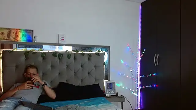 parejacaliente20154 online show from December 27, 12:12 pm