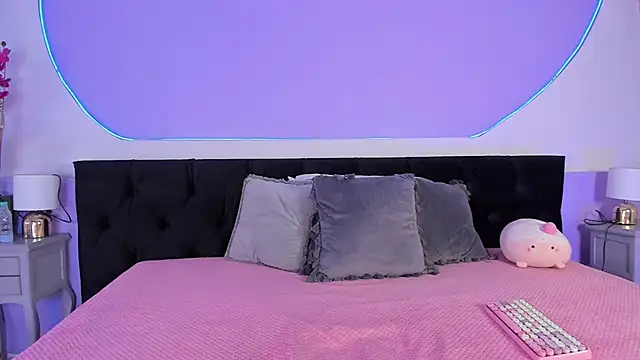 Julieta Cortes   online show from October 17, 1:03 pm