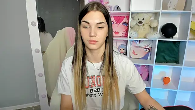 Snapshot of Hellen_Moore chatting on December 6, 1:07 am Hellen Moore online show from December 6, 1:07 am