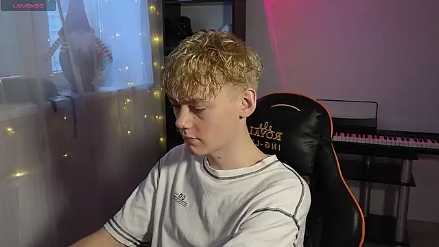 Snapshot of Keytaro chatting on March 2, 3:05 pm Keytaro online show from March 2, 3:05 pm