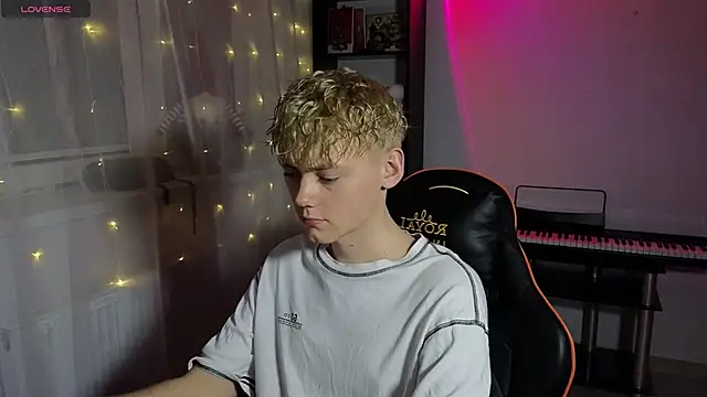 Snapshot of Keytaro chatting on March 5, 6:45 pm Keytaro online show from March 5, 6:45 pm