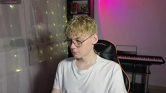 Snapshot of Keytaro chatting on March 8, 5:01 pm Keytaro online show from March 8, 5:01 pm