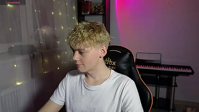 Snapshot of Keytaro chatting on March 8, 8:14 pm Keytaro online show from March 8, 8:14 pm